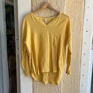 Love Hanna Long Sleeve Split Neck Tunic in Mustard Size Medium